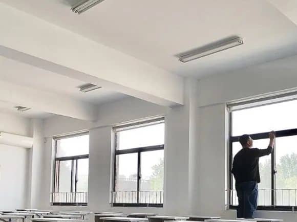 “搬家式”扫除 筑牢“防疫墙”