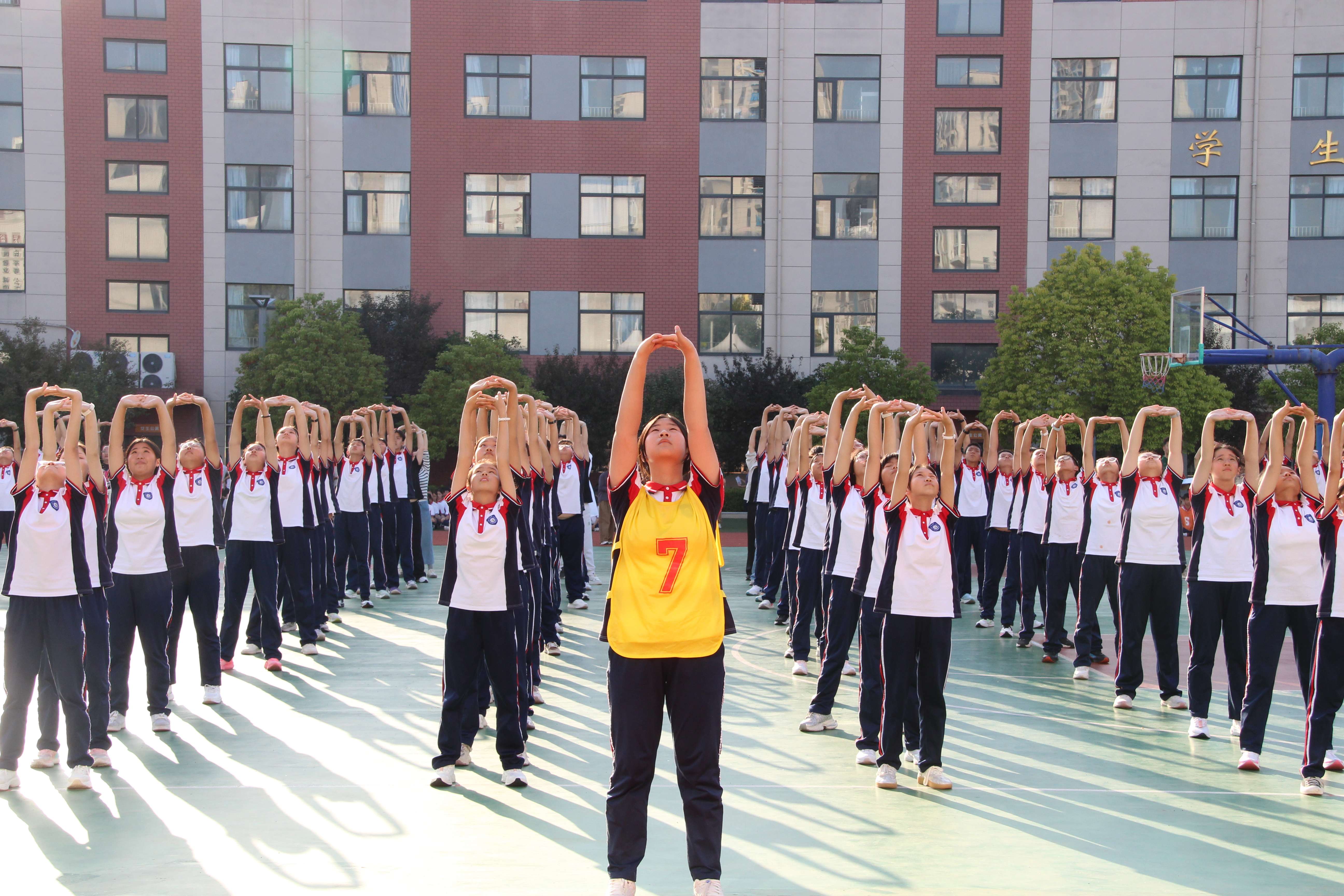 全民健身迎国庆 家校共练八段锦